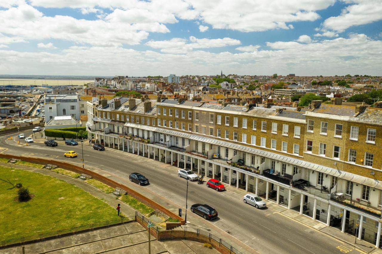 Beach View: Stunning Sea View & Balcony Apartment Ramsgate Eksteriør bilde